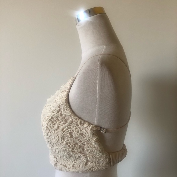 3/$30✨ Strappy lace crop top - Picture 4 of 5